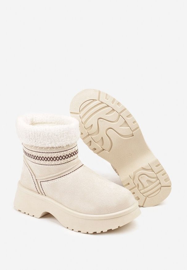 Born2be - Beżowe Wsuwane Śniegowce Zdobione Hafem i Futerkiem Miosadia. Okazja: na co dzień, na spacer. Zapięcie: bez zapięcia. Kolor: beżowy. Wzór: aplikacja. Materiał: futro. Sezon: zima. Obcas: na obcasie. Styl: casual. Wysokość obcasa: średni