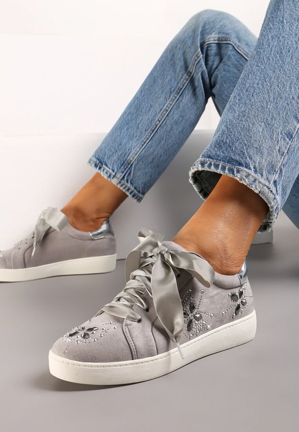 Born2be - Szare Sneakersy Sateen. Kolor: szary. Wzór: aplikacja. Obcas: na obcasie. Wysokość obcasa: niski