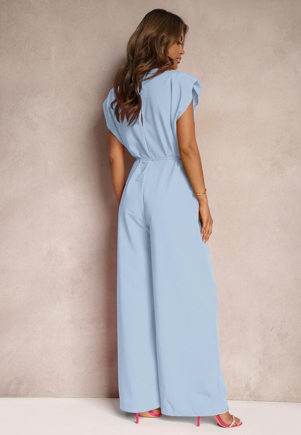 Renee - Niebieski Kombinezon Wykończony Prostymi Szerokimi Nogawkami z Wiskozą i Kwiatem 3D Dimentia. Kolor: niebieski. Materiał: wiskoza. Wzór: kwiaty. Styl: klasyczny