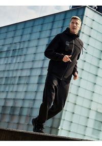 4f - 4F Bluza dresowa regular z kapturem męska 4F x Robert Lewandowski - czarna XL. Okazja: na co dzień. Typ kołnierza: kaptur. Kolor: czarny. Materiał: dresówka. Wzór: aplikacja, nadruk. Styl: casual, sportowy #1