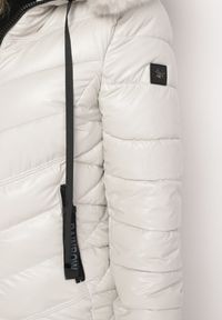 Born2be - Biała Pikowana Kurtka z Kapturem i Futerkiem z Możliwością Odpięcia Elentina. Okazja: do pracy, na co dzień, na spotkanie biznesowe. Typ kołnierza: kaptur. Kolor: biały. Materiał: futro. Styl: casual, biznesowy #2