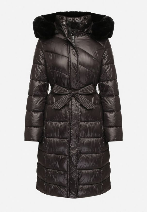 Born2be - Czarna Pikowana Kurtka o Długim Kroju z Odpinanym Kapturem z Futerkiem i Paskiem oleti. Okazja: na co dzień, na spacer. Kolor: czarny. Materiał: futro. Długość: długie. Sezon: zima. Styl: casual, elegancki, klasyczny