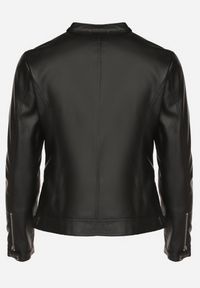 Born2be - Czarna Kurtka Ramoneska Bez Kołnierzyka z Suwakami na Rękawach Rilinne. Okazja: na co dzień, na spacer. Typ kołnierza: bez kołnierzyka. Kolekcja: plus size. Kolor: czarny. Sezon: wiosna. Styl: casual, elegancki #6