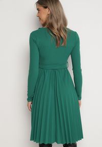 Born2be - Zielona Midi Sukienka z Plisowanym Dołem i Kopertowym Dekoltem z Materiałowym Paskiem Obebba. Kolor: zielony. Materiał: materiał. Typ sukienki: kopertowe. Styl: elegancki. Długość: midi #4