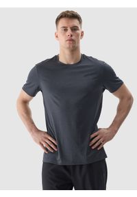 4f - Koszulka treningowa regular z materiału z recyklingu męska - głęboka czerń. Kolor: czarny. Materiał: materiał. Długość rękawa: krótki rękaw. Długość: krótkie. Wzór: gładki, jednolity, ze splotem. Sport: fitness