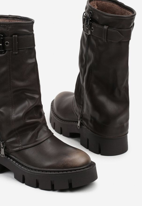 Born2be - Brązowe Botki Biker z Wywiniętą Cholewką i Paskiem z Klamerką Versana. Okazja: na co dzień. Zapięcie: pasek. Kolor: brązowy. Materiał: koronka, jeans, skóra. Szerokość cholewki: normalna. Wzór: koronka. Styl: casual