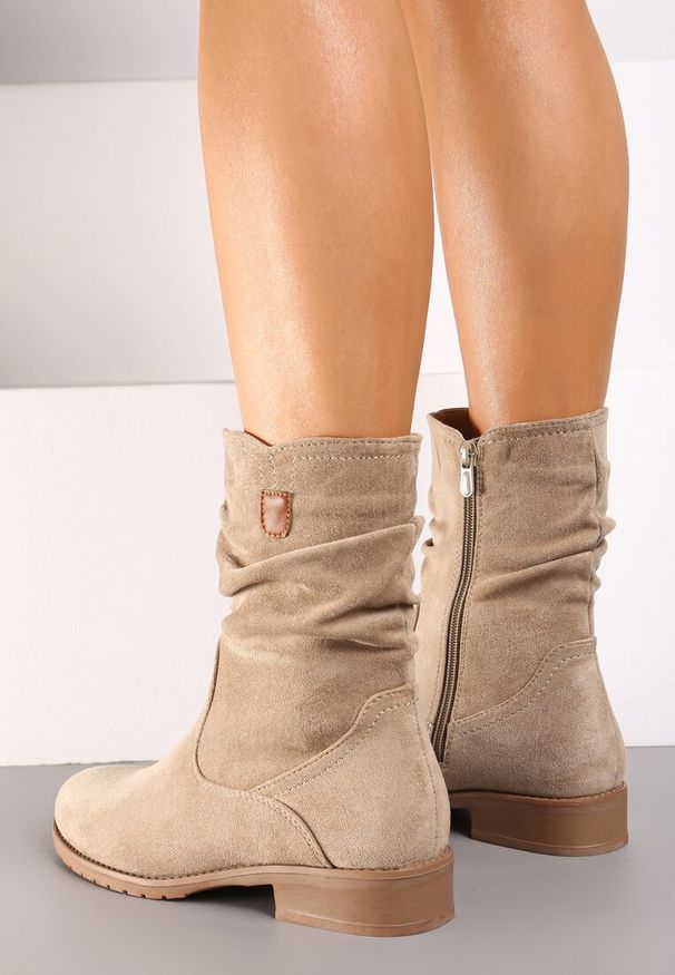 Renee - Beżowe Botki z Cholewką za Kostkę z Ozdobnymi Marszczeniami Merivinae. Okazja: na co dzień. Wysokość cholewki: za kostkę. Kolor: beżowy. Materiał: jeans. Szerokość cholewki: normalna. Obcas: na obcasie. Styl: elegancki, casual, klasyczny. Wysokość obcasa: średni
