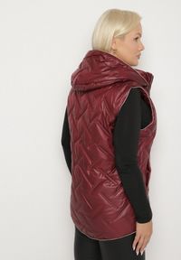 Born2be - Czerwona Pikowana Kamizelka z Odpinanym Kapturem Rilanisa. Okazja: na co dzień. Kolor: czerwony. Materiał: jeans. Styl: klasyczny, casual, elegancki #6