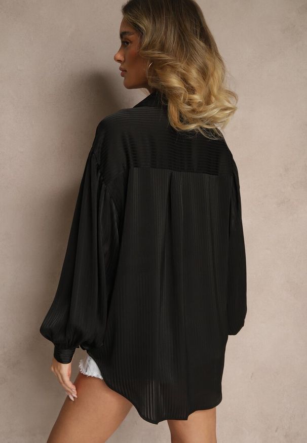 Renee - Czarna Koszula z Dłuższym Tyłem i Bufiastymi Rękawami Zivane. Okazja: na co dzień. Kolor: czarny. Długość: długie. Styl: elegancki, casual