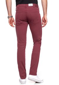 Wrangler - WRANGLER SPODNIE MĘSKIE LARSTON CORDOVAN RED W18SHD13G. Materiał: materiał #5