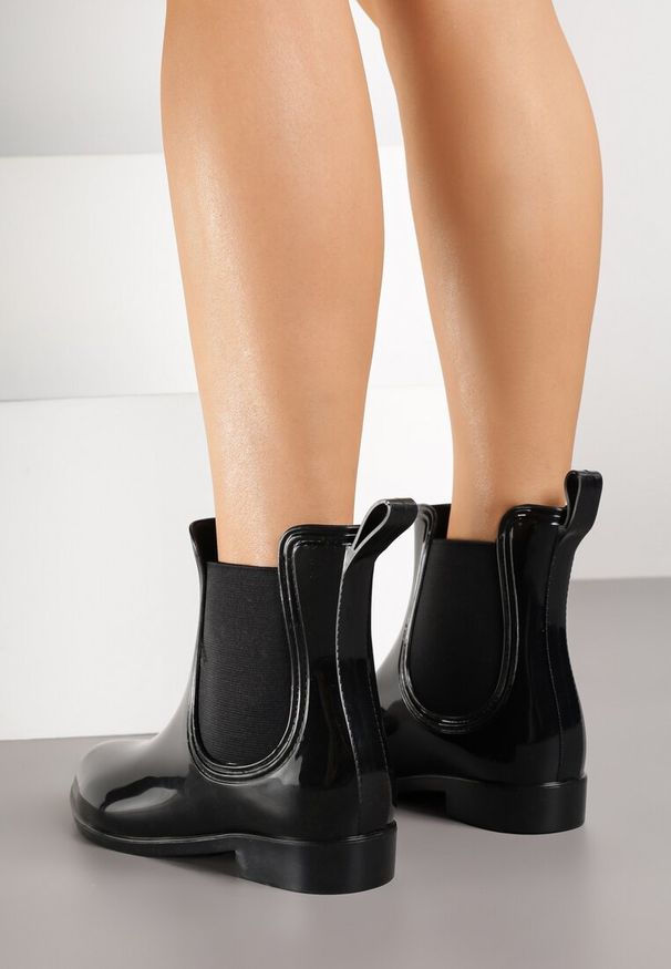 Renee - Czarne Kalosze Lakierowane w Stylu Sztybletów Eliadore. Okazja: na co dzień. Kolor: czarny. Materiał: lakier. Styl: klasyczny, casual, elegancki