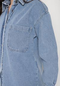 Born2be - Niebieska Jeansowa Koszula z Bawełny Zapinana na Guziki Igratsa. Kolor: niebieski. Materiał: jeans, bawełna. Długość rękawa: długi rękaw. Długość: długie. Wzór: aplikacja. Styl: klasyczny, elegancki