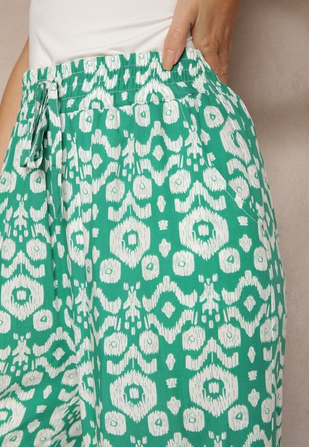 Renee - Zielone Wzorzyste Spodnie z Szerokimi Nogawkami i Gumką w Pasie z Wiskozy Zixia. Okazja: na co dzień. Kolor: zielony. Materiał: wiskoza. Styl: casual, boho