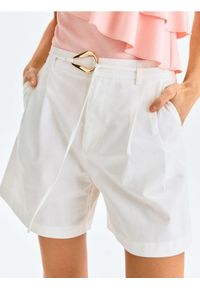 Sinsay - Szorty z domieszką lnu - kremowy. Kolor: kremowy. Materiał: len