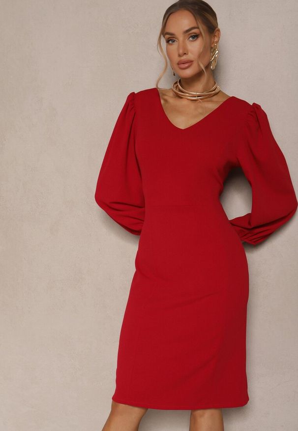 Renee - Bordowa Sukienka o Dopasowanym Kroju z Lekko Bufiastymi Rękawami Zinnashira. Kolor: czerwony. Wzór: aplikacja. Sezon: lato, wiosna. Styl: elegancki, klasyczny