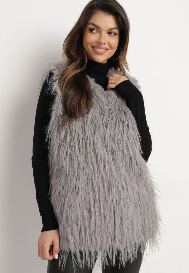 Born2be - Szara Kamizelka Futrzana ze Wsuwanymi Kieszeniami Venzira. Okazja: na co dzień. Kolor: szary. Materiał: futro. Wzór: aplikacja. Styl: casual, elegancki
