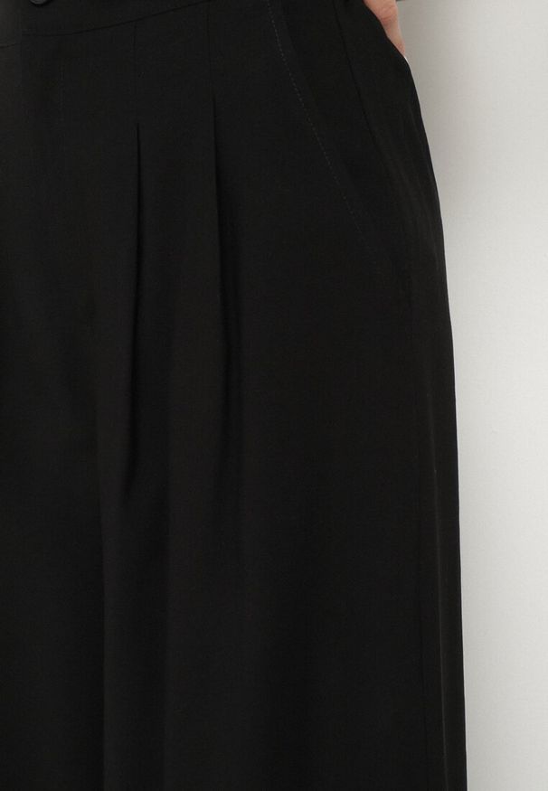 Born2be - Czarne Wiskozowe Spodnie o Szerokim Kroju Mevorine. Okazja: na spotkanie biznesowe, na spacer, do pracy. Kolor: czarny. Materiał: wiskoza. Sezon: wiosna, lato. Styl: biznesowy, elegancki, klasyczny