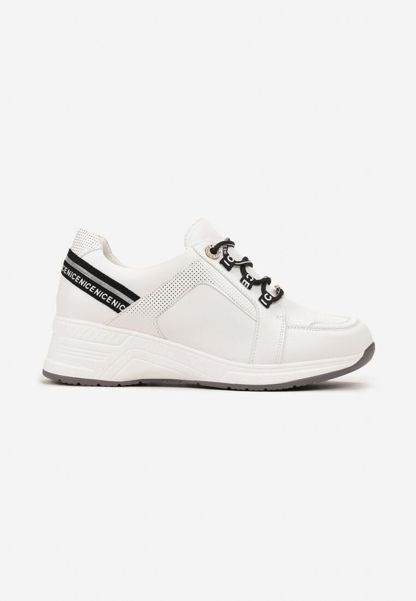 Renee - Białe Sneakersy ze Skórzaną Wkładką Ozdobione Napisami na Koturnie Dorvalia. Okazja: na spacer. Kolor: biały. Materiał: skóra. Wzór: napisy, aplikacja. Obcas: na koturnie. Sport: turystyka piesza