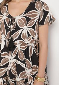 Born2be - Czarna Sukienka z Lnem o Rozkloszowanym Kroju z Wiązaniem z Frędzlami Fevione. Okazja: na co dzień. Typ kołnierza: dekolt w kształcie V. Kolor: czarny. Wzór: kwiaty. Typ sukienki: oversize. Materiał: len. Długość rękawa: krótki rękaw. Sezon: lato. Styl: casual, boho, wizytowy #5