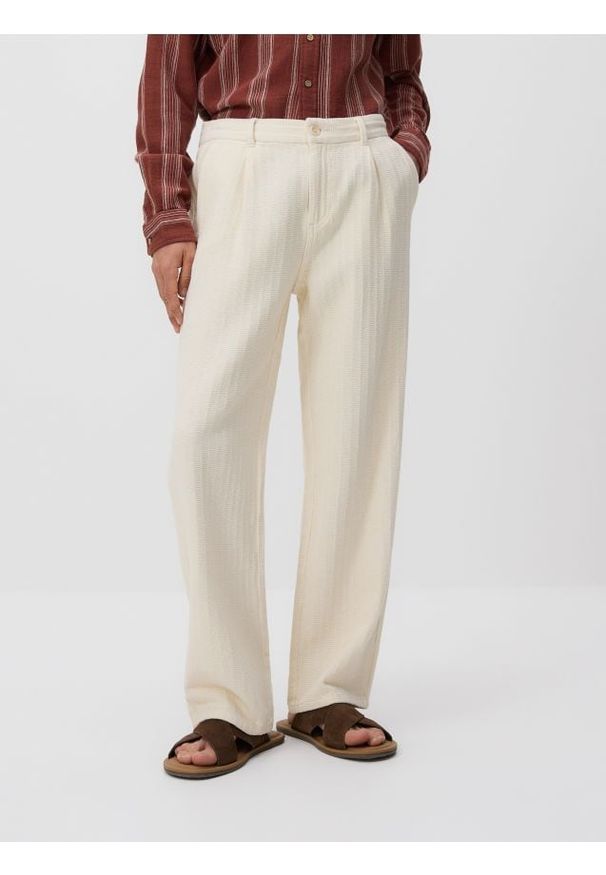 Reserved - Strukturalne spodnie chino - złamana biel. Materiał: tkanina, bawełna