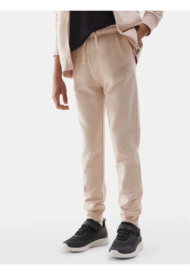 4f - 4F Spodnie dresowe 4FJWSS24TTROF587 Beżowy Regular Fit. Kolor: beżowy. Materiał: bawełna