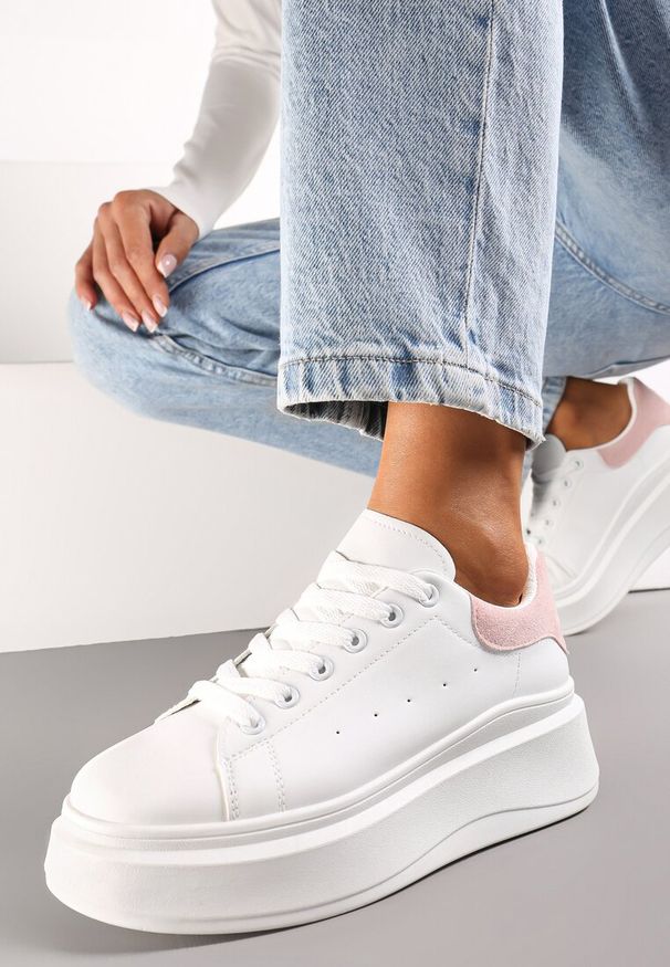 Renee - Biało-Różowe Sznurowane Sneakersy na Platformie z Aplikacją przy Sznurówkach Khirlie. Kolor: różowy. Wzór: aplikacja. Obcas: na platformie