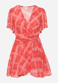 Born2be - Różowa Kopertowa Sukienka z Rozkloszowanym Dołem i Geometrycznym Wzorem Brizlea. Okazja: na co dzień, do pracy. Typ kołnierza: dekolt kopertowy. Kolor: różowy. Materiał: poliester. Wzór: geometria. Typ sukienki: kopertowe. Styl: casual, klasyczny #3