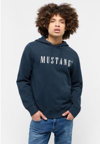 Mustang - MĘSKA BLUZA Z KAPTUREM MUSTANG LOGO Bronson Carbon 1014687 4135. Typ kołnierza: kaptur #1