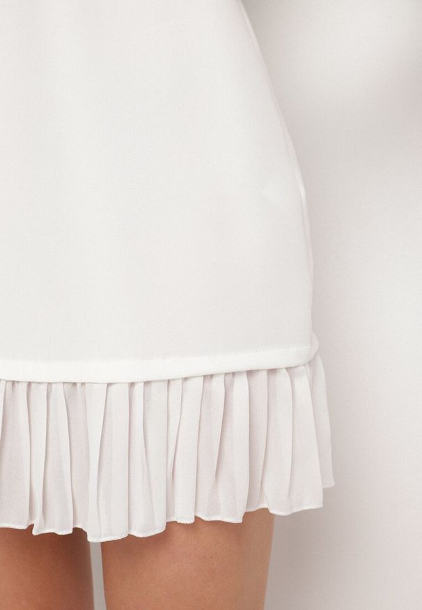 Born2be - Biała Elegancka Sukienka Taliowana Florzedi. Kolor: biały. Materiał: tkanina. Sezon: lato. Styl: elegancki