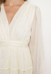 Born2be - Jasnobeżowa Mini Sukienka Rozkloszowana z Metalicznym Nadrukiem i Falbankami Elawnia. Okazja: na imprezę. Typ kołnierza: kołnierz z falbankami. Kolor: beżowy. Wzór: nadruk. Styl: elegancki. Długość: mini #5