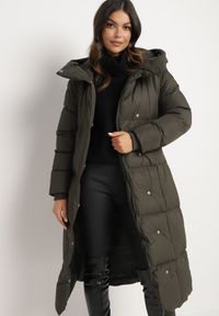 Born2be - Ciemnozielona Długa Kurtka Pikowana z Kapturem i Wysokim Kołnierzem Wiązana w Talii Zevrira. Okazja: na co dzień. Typ kołnierza: kaptur. Kolor: zielony. Materiał: dzianina, jeans, materiał. Długość: długie. Styl: casual, klasyczny, sportowy #6