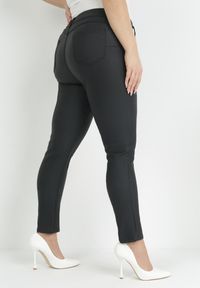 Born2be - Czarne Spodnie Skinny Push Up Zami. Kolekcja: plus size. Kolor: czarny