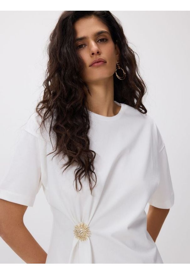 Reserved - T-shirt z ozdobną klamrą - złamana biel. Materiał: dzianina, bawełna