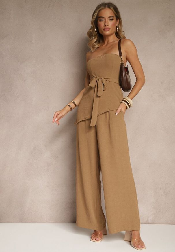 Renee - Jasnobrązowy Komplet Spodnie o Szerokim Kroju i Asymetryczna Bluzka Ralinessa. Kolor: brązowy. Wzór: aplikacja