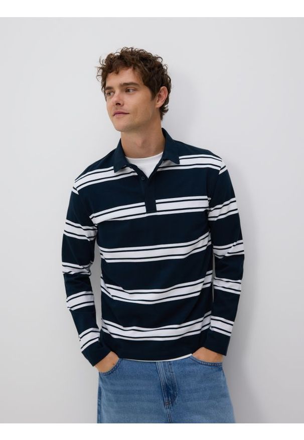 Reserved - Koszulka polo comfort w paski - granatowy. Typ kołnierza: polo. Kolor: niebieski. Materiał: dzianina, bawełna. Wzór: paski