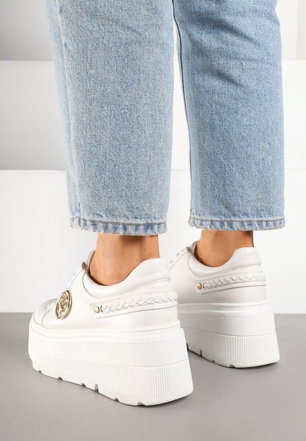 Born2be - Białe Sneakersy Vices na Grubej Podeszwie z Metaliczną Ozdobą Tatorelis. Okazja: na co dzień. Kolor: biały. Materiał: jeans. Wzór: aplikacja