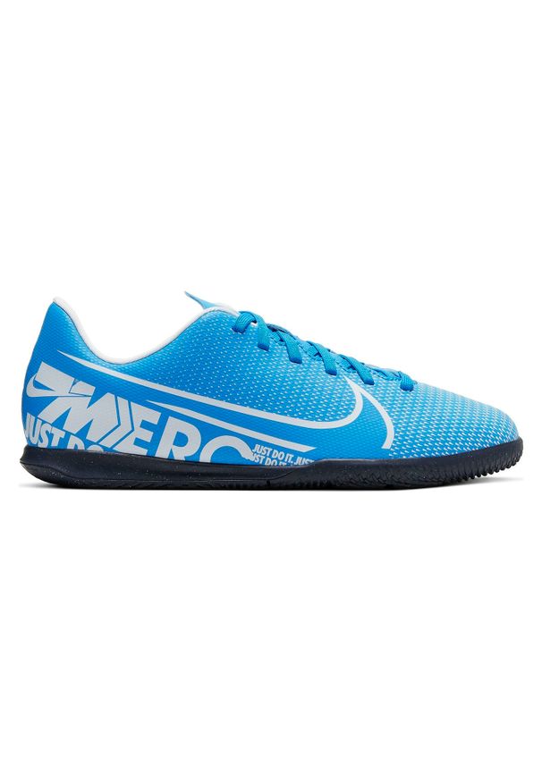 Buty dla dzieci do piłki nożnej Nike Mercurial Vapor 13 Club IN AT8169. Materiał: skóra, syntetyk. Szerokość cholewki: normalna. Sport: piłka nożna