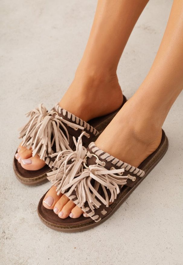 Renee - Brązowe Klapki Boho z Ozdobnymi Frędzlami Samsonitta. Okazja: na co dzień. Kolor: brązowy. Materiał: koronka. Wzór: aplikacja. Styl: boho
