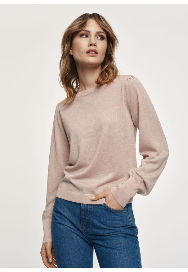 Ochnik - Jasnoróżowy błyszczący sweter damski. Kolor: różowy. Materiał: wiskoza. Długość: długie