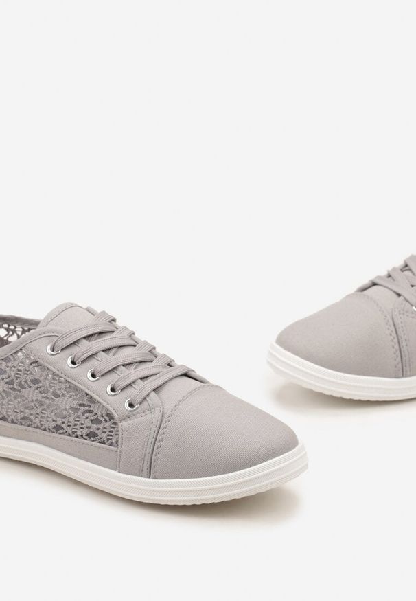 Renee - Szare Tenisówki z Ażurowymi Wstawkami Po Bokach Salessa. Okazja: na co dzień. Kolor: szary. Materiał: jeans. Wzór: ażurowy. Sezon: lato, wiosna. Obcas: na obcasie. Styl: casual. Wysokość obcasa: niski