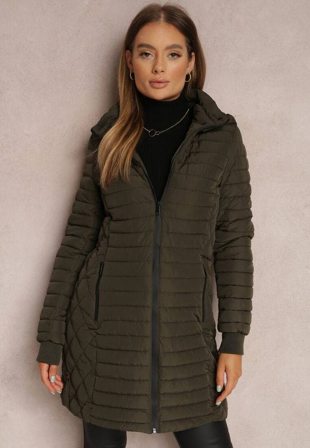 Renee - Ciemnozielona Kurtka do Kolan Pikowana Garle. Okazja: na co dzień. Kolor: zielony. Materiał: jeans, tkanina. Długość: do kolan. Styl: elegancki, casual
