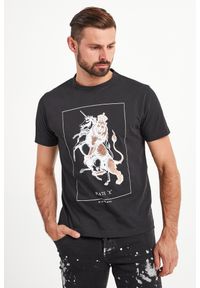 John Richmond - T-shirt Mashbrum JOHN RICHMOND. Materiał: bawełna. Wzór: nadruk, napisy. Styl: elegancki