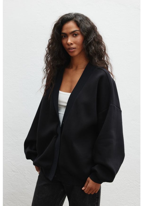 Marsala - Bluza typu oversize z napami w kolorze TOTALLY BLACK - SWELL-UNI. Okazja: na co dzień. Materiał: dzianina, bawełna, dresówka, poliester. Wzór: gładki. Styl: casual, klasyczny