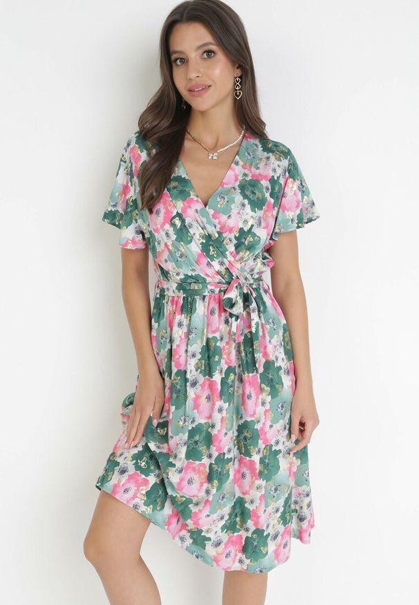 Born2be - Zielona Rozkloszowana Sukienka z Metaliczną Nitką i Wiązanym Paskiem Noldan. Kolor: zielony. Materiał: tkanina, materiał, wiskoza. Wzór: kwiaty