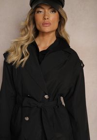 Renee - Czarny Płaszcz Trencz o Kroju Oversize Ozdobiony Materiałowym Paskiem i Guzikami Iritheas. Kolor: czarny. Materiał: materiał. Wzór: aplikacja