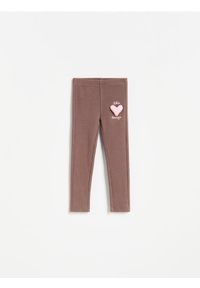 Reserved - Bawełniane legginsy z aplikacją - brązowy. Kolor: brązowy. Materiał: bawełna. Wzór: aplikacja #1