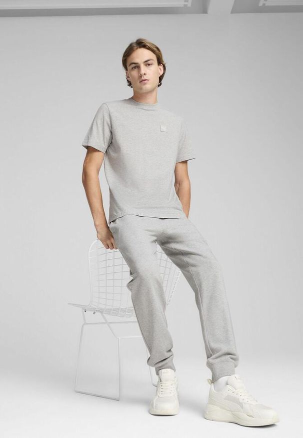 Puma - Męska koszulka Essentials Elevated PUMA Light Gray Heather. Kolor: wielokolorowy, czarny, szary. Wzór: aplikacja, haft