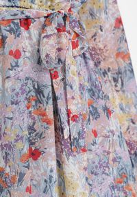 Born2be - Jasnofioletowa Sukienka Sylena. Kolor: fioletowy. Materiał: materiał, tkanina. Długość rękawa: długi rękaw. Wzór: aplikacja, kwiaty, kolorowy. Typ sukienki: kopertowe. Długość: mini #6