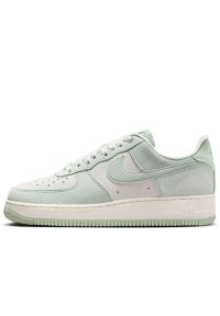 Buty damskie Nike Air Force 1 '07 SE HQ1497-099 - zielono-białe. Kolor: biały, wielokolorowy, zielony. Materiał: guma, zamsz, skóra. Szerokość cholewki: normalna. Sezon: lato. Model: Nike Air Force. Sport: koszykówka