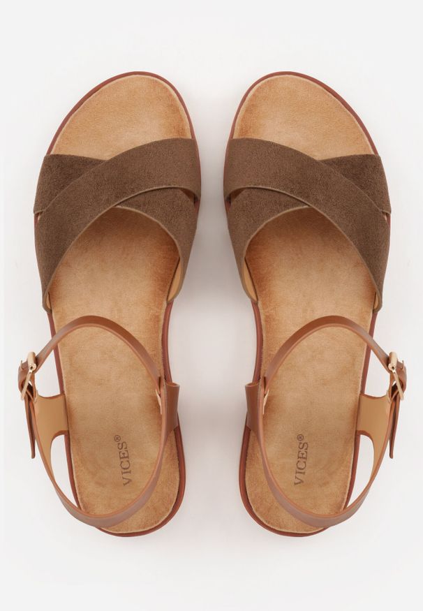 Born2be - Brązowe Sandały VICES na Płaskiej Podeszwie z Paskiem w Kształcie X Doriven. Okazja: na co dzień, na randkę, na spacer. Zapięcie: pasek. Kolor: brązowy. Materiał: len. Sezon: lato. Obcas: na płaskiej podeszwie. Styl: elegancki, casual